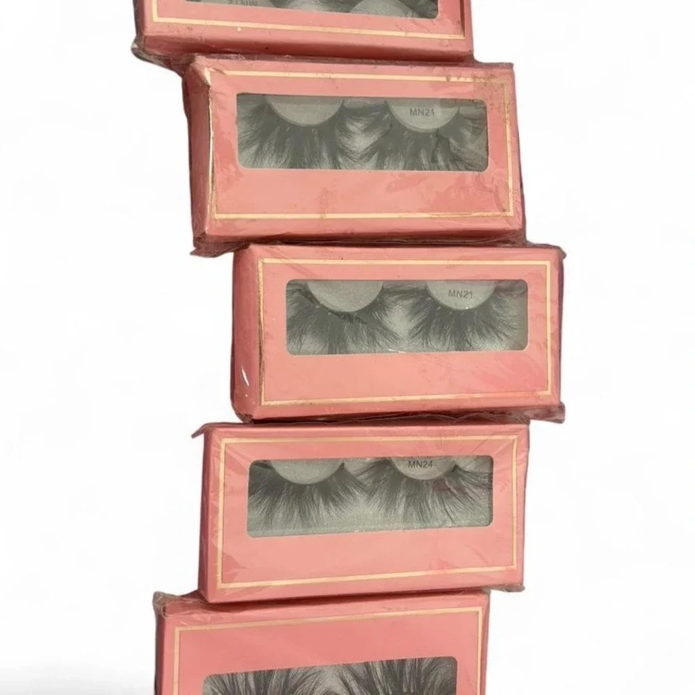 Luxury 25mm mink style lashes 💖 comes in‎ a lot of 5!!